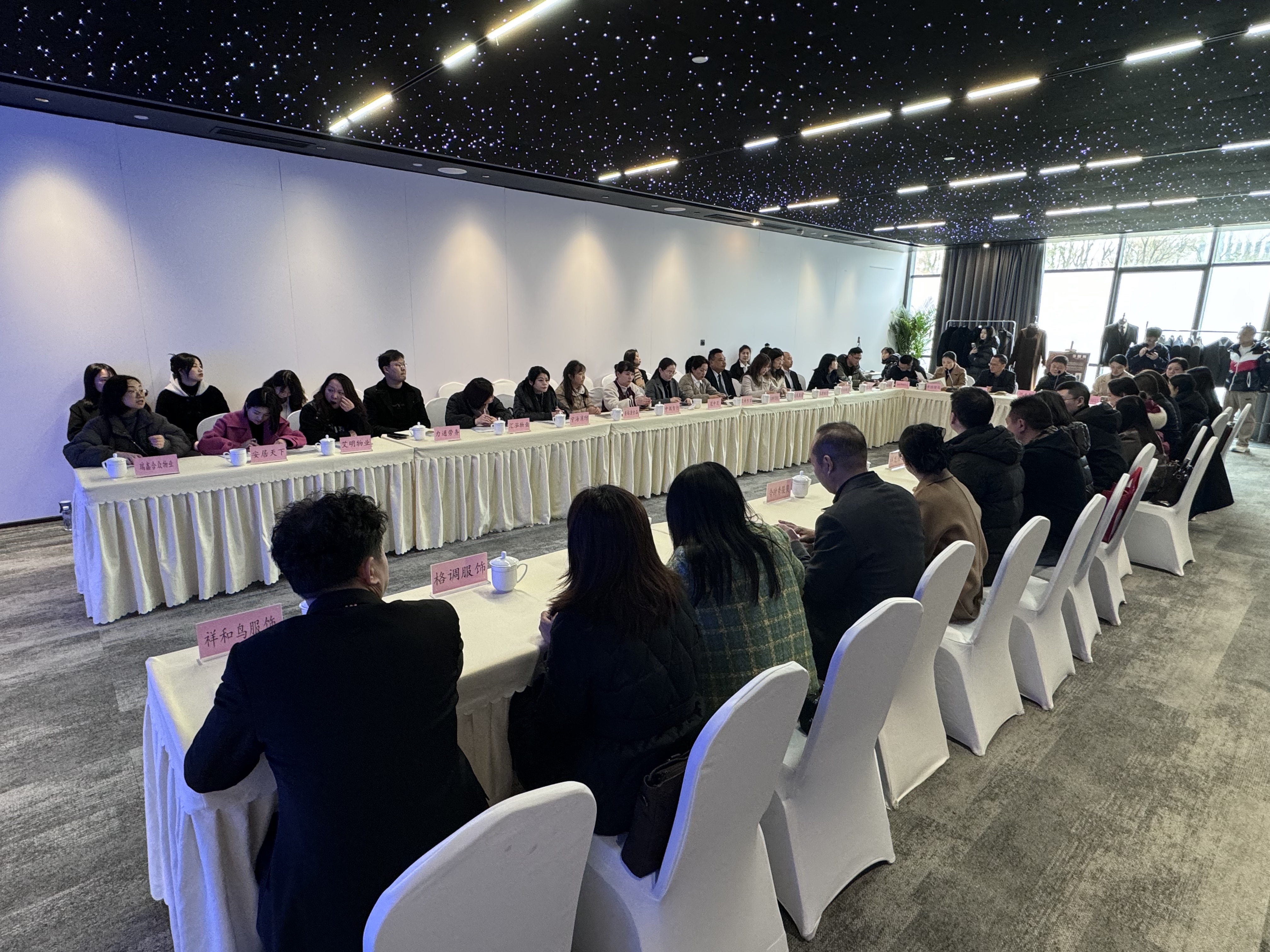 37000vip威尼斯成都會(huì)工裝供需對(duì)接會(huì)召開(kāi) 助力企業(yè)精準(zhǔn)對(duì)接共促開(kāi)展(圖2)