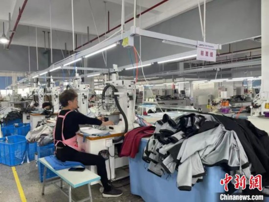 威尼斯戶外熱催生“加快率” 浙江三門沖鋒衣企業(yè)消費忙(圖2)