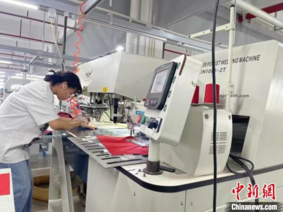 威尼斯戶外熱催生“加快率” 浙江三門沖鋒衣企業(yè)消費(fèi)忙