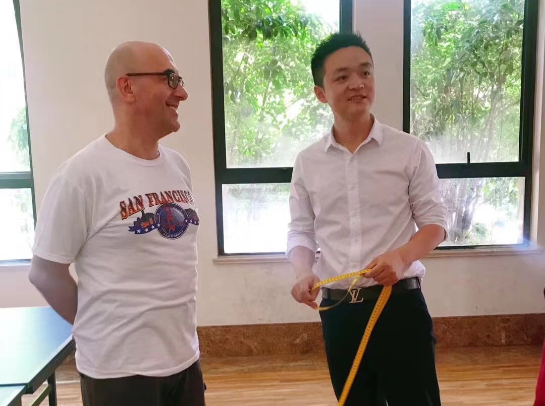 高端服裝設(shè)計合肥成衣一針一線縫出國際定單手工洋裝定制受年青人追捧