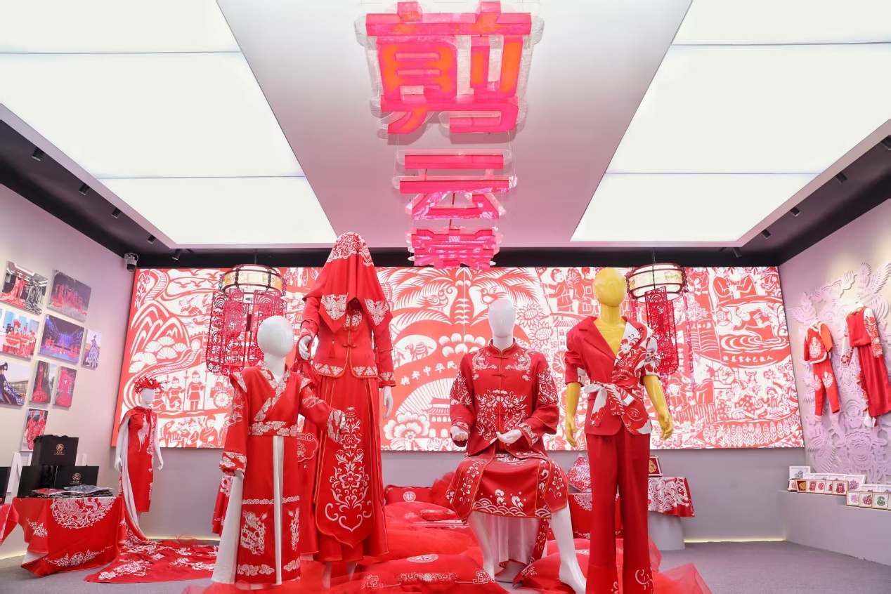 37000Cm威尼斯官方甘肅慶陽“剪云裳”：非遺剪紙與當(dāng)代打扮的立異交融(圖2)