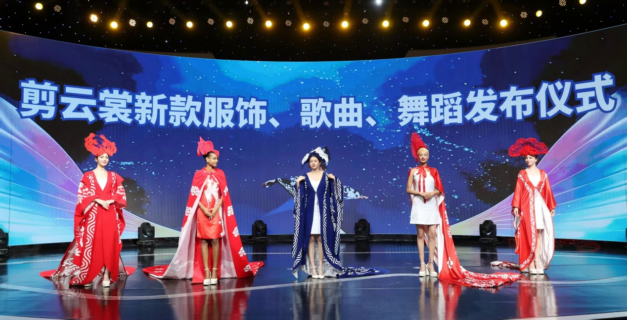 37000Cm威尼斯官方甘肅慶陽“剪云裳”：非遺剪紙與當(dāng)代打扮的立異交融(圖3)