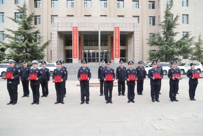 職業(yè)裝定制縣局為輔警配發(fā)天下同一款、肩章(圖3)
