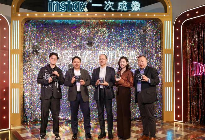 高端服裝設(shè)計“伊”手快報 漂亮影象到“旅型”洋裝歸納春日美學(xué)高光一樣平常(圖7)
