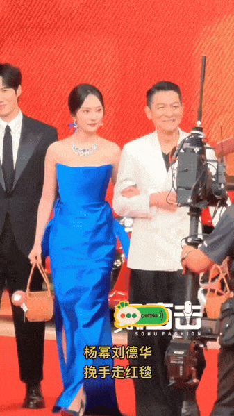 37000vip威尼斯63歲劉德華挽手楊冪走紅毯！西裝筆直形態(tài)冷艷看著像40多歲(圖2)